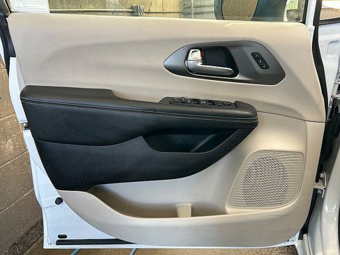 Used 2023 Chrysler Pacifica Touring-L image 17