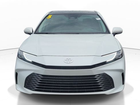 Used 2025 Toyota Camry XLE FWD image 2