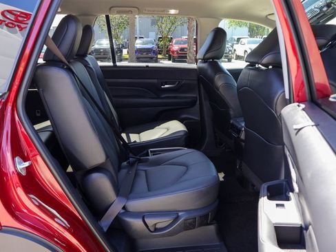 Used 2025 Toyota Grand Highlander AWD image 11