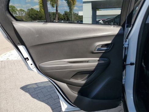 Used 2018 Chevrolet Trax LT w/ LT Convenience Package image 13