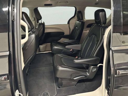 Used 2021 Chrysler Voyager Lxi FWD image 16