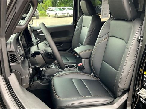 New 2025 Jeep Gladiator Sport image 9