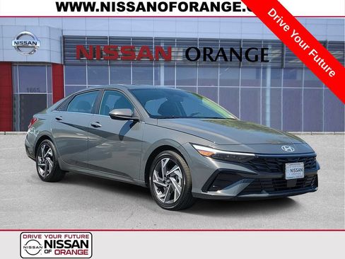 Used 2025 Hyundai Elantra SEL FWD image 1