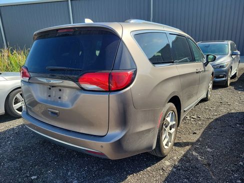 Used 2018 Chrysler Pacifica Touring-L w/ Tire & Wheel Group FWD image 3