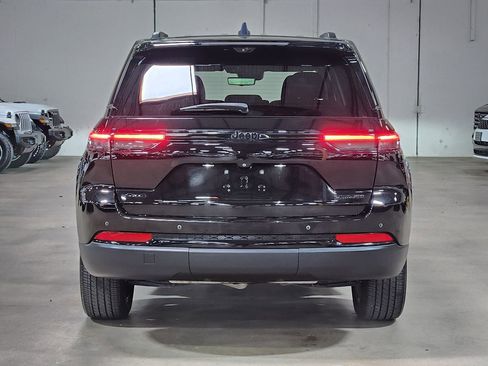 Used 2023 Jeep Grand Cherokee Limited w/ Luxury Tech Group II image 10