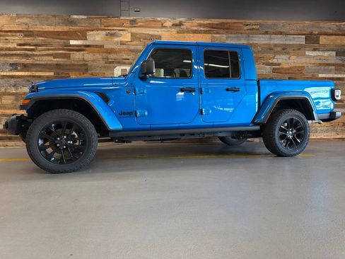 Used 2025 Jeep Gladiator Sport AWD/4WD image 16