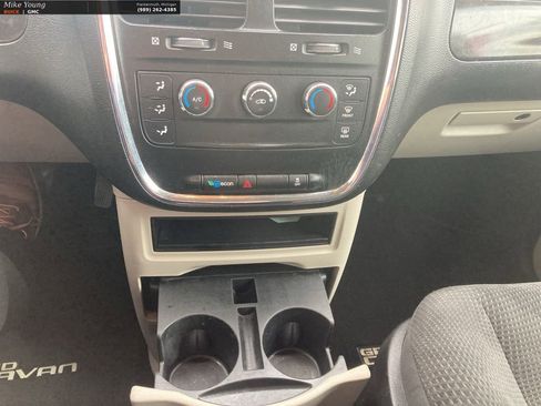 Used 2019 Dodge Grand Caravan SE FWD image 16
