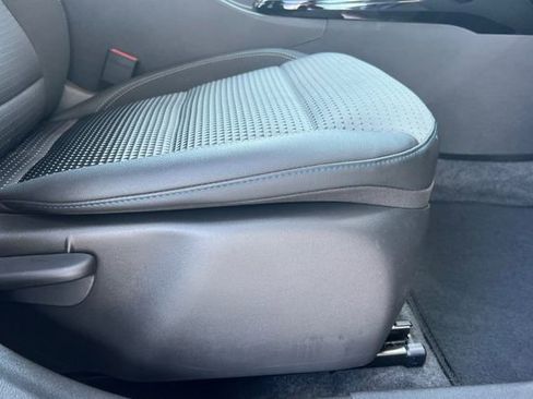 Used 2025 Chevrolet Trax LT w/ LT Convenience Package image 22