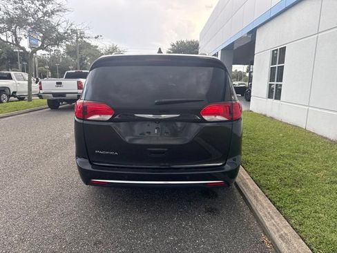 Used 2018 Chrysler Pacifica Touring-L FWD image 3