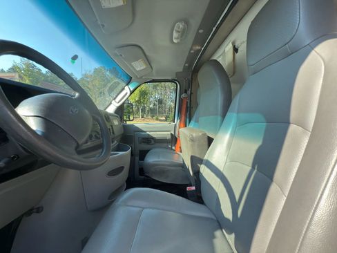 Used 2015 Ford E-350 and Econoline 350 Super Duty image 11