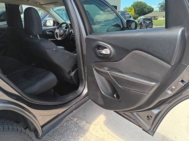 Used 2015 Jeep Cherokee Latitude w/ Comfort/Convenience Group AWD/4WD image 17