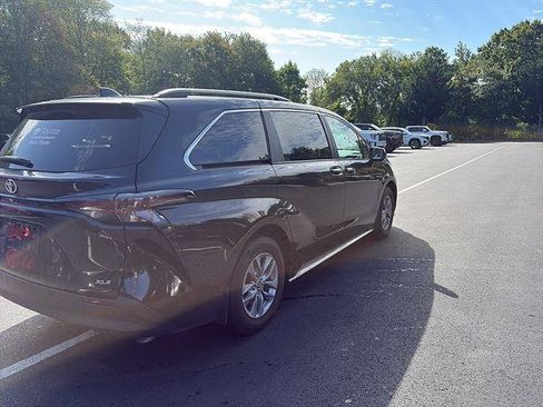 Used 2026 Toyota Sienna XLE AWD/4WD image 6