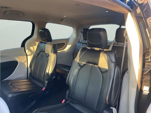 Certified 2024 Chrysler Pacifica Touring-L image 17