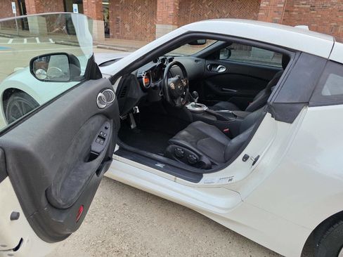 Used 2011 Nissan 370Z Touring image 12