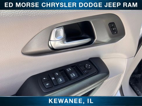 Used 2024 Chrysler Pacifica Touring-L FWD image 23