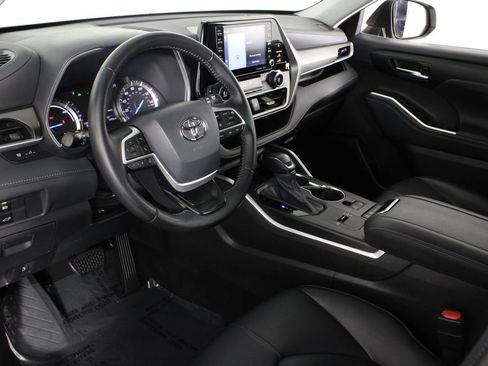 Used 2022 Toyota Highlander XLE image 18