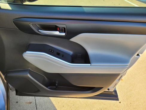 Used 2024 Toyota Highlander XLE image 8
