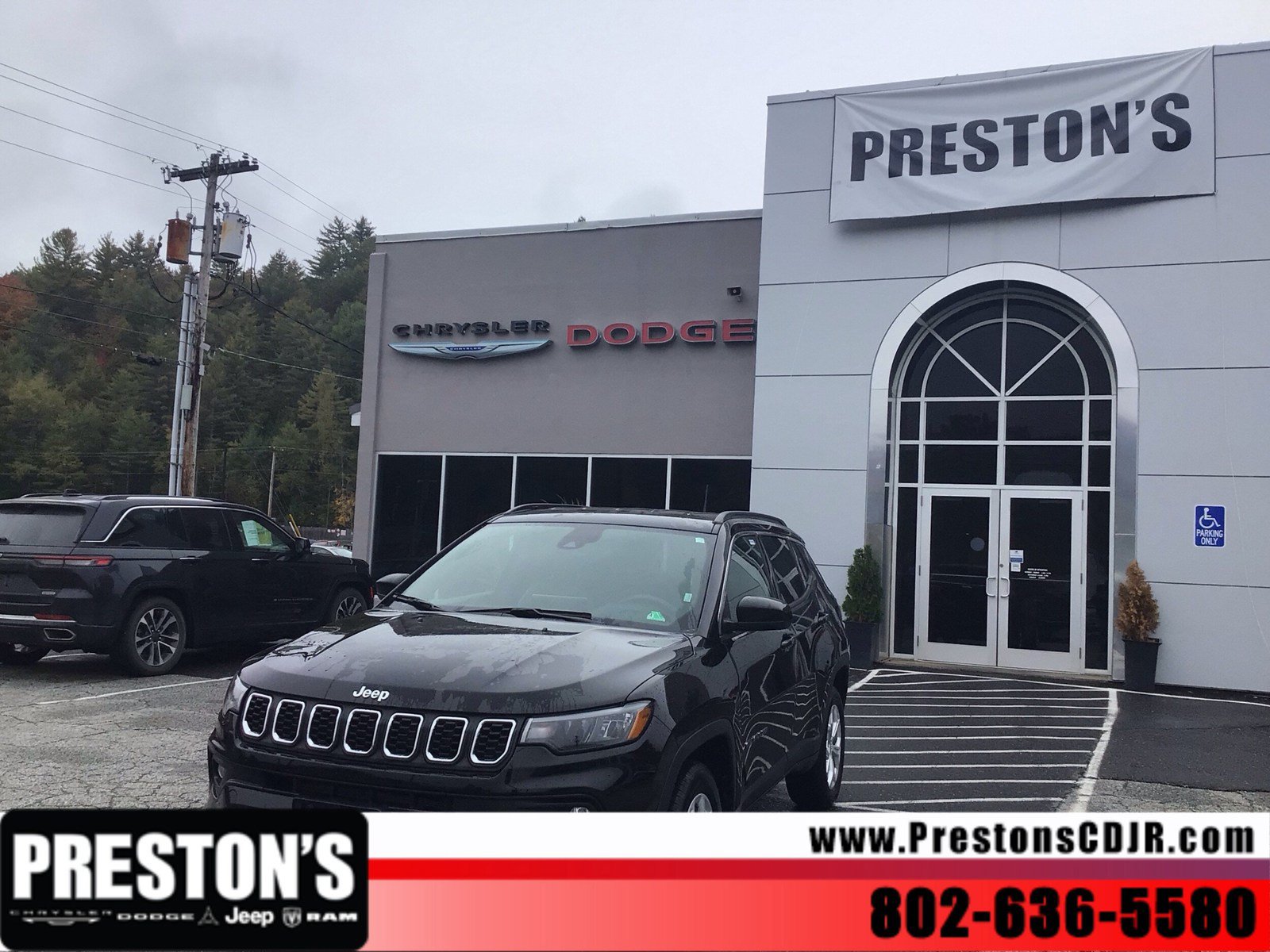 Used 2024 Jeep Compass Latitude AWD/4WD image 1