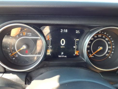Used 2018 Jeep Wrangler Unlimited Sahara w/ Dual Top Group AWD/4WD image 10