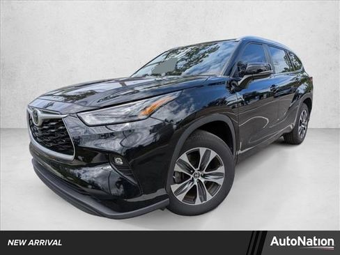 Used 2023 Toyota Highlander XLE image 1
