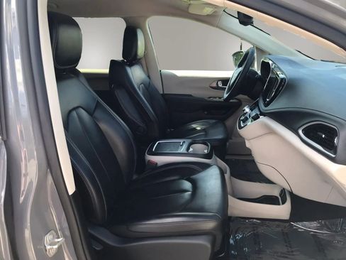 Used 2023 Chrysler Pacifica Touring-L FWD image 49