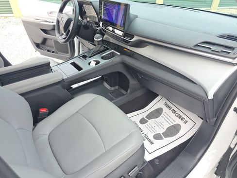 Certified 2025 Toyota Sienna XLE image 17