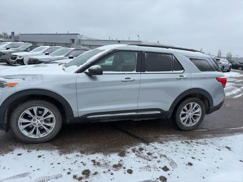 Used 2020 Ford Explorer XLT w/ Equipment Group 202A image 2