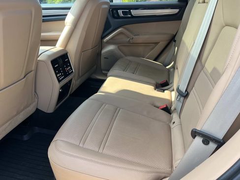 Used 2023 Porsche Cayenne AWD/4WD image 21