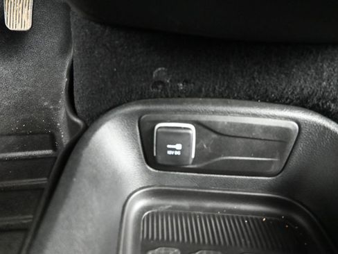 Used 2025 Chrysler Pacifica Select image 26