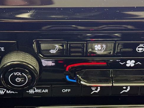 Used 2025 Jeep Grand Cherokee Limited w/ Luxury Tech Group II image 20