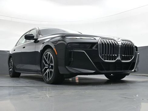 Used 2025 BMW 760i xDrive w/ Luxury Rear Seating Package AWD/4WD image 38