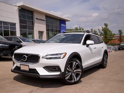 New 2025 Volvo V60 B5 Cross Country Plus w/ Climate Package