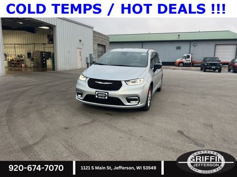 New 2026 Chrysler Pacifica Select image 3