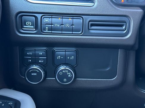 Used 2024 Chevrolet Suburban LT image 38