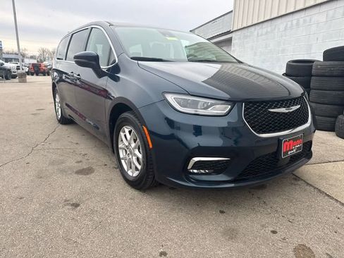 Used 2023 Chrysler Pacifica Touring-L image 8