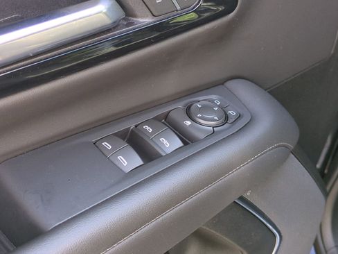 Used 2025 Chevrolet Suburban Z71 AWD/4WD image 15