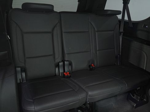 Used 2022 Chevrolet Suburban LT w/ Luxury Package image 17