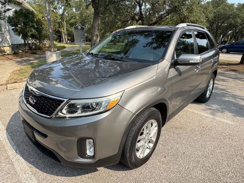 Used 2015 Kia Sorento LX image 2