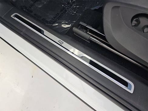 Used 2022 Volkswagen Tiguan SE R-Line image 38