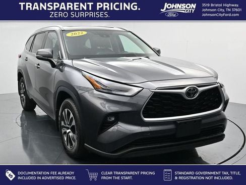 Used 2022 Toyota Highlander XLE AWD/4WD image 1