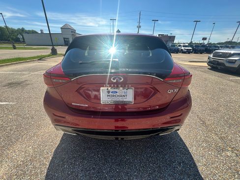Used 2018 INFINITI QX30 w/ Cargo Package FWD image 9