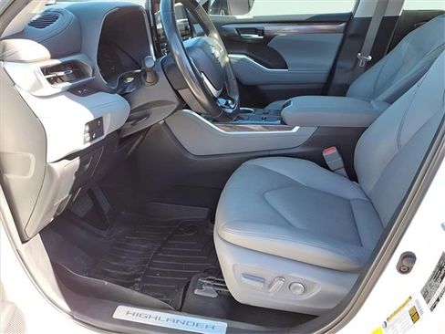 Used 2023 Toyota Highlander Limited image 12