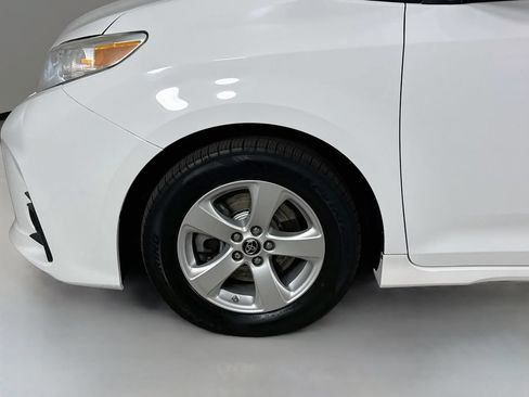 Certified 2018 Toyota Sienna LE FWD image 32