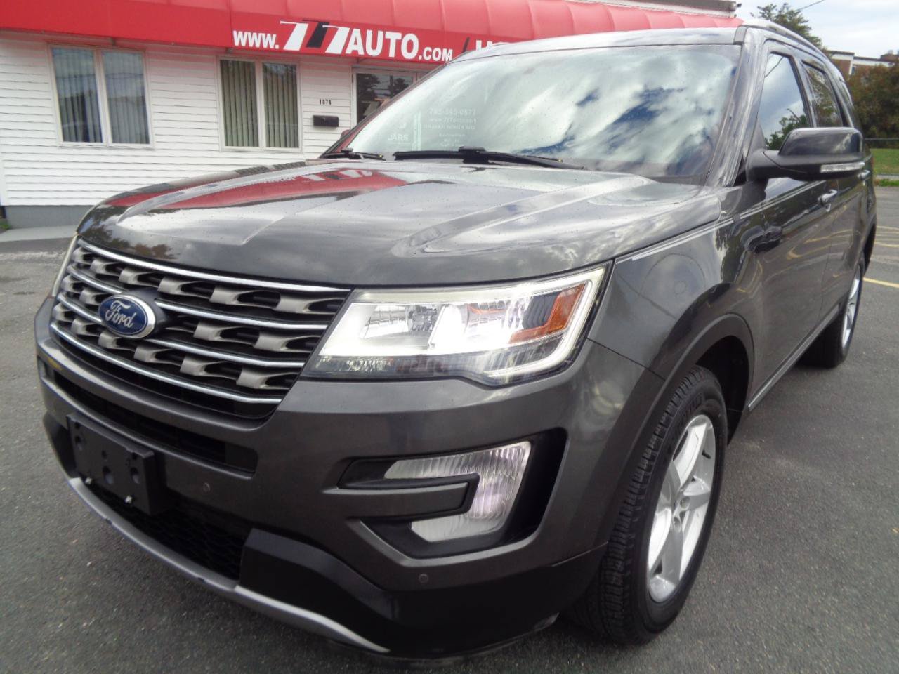 Used 2017 Ford Explorer XLT w/ Equipment Group 202A AWD/4WD image 14