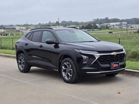 New 2026 Chevrolet Trax LT FWD image 1