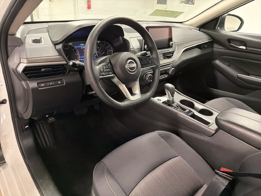 Used 2025 Nissan Altima 2.5 SV FWD image 25