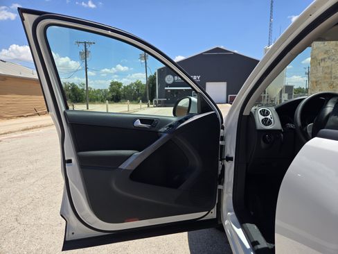 Used 2009 Volkswagen Tiguan S FWD image 4
