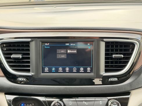 Used 2018 Chrysler Pacifica Touring-L image 54