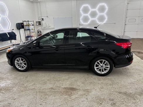 Used 2018 Ford Focus SE w/ Cold Weather Package image 3