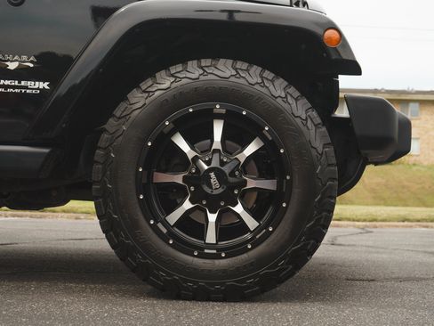 Used 2018 Jeep Wrangler Unlimited Sahara w/ Connectivity Group AWD/4WD image 10